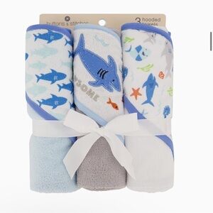 NWT This 3-pack of rolled and carded hooded towels with buttons